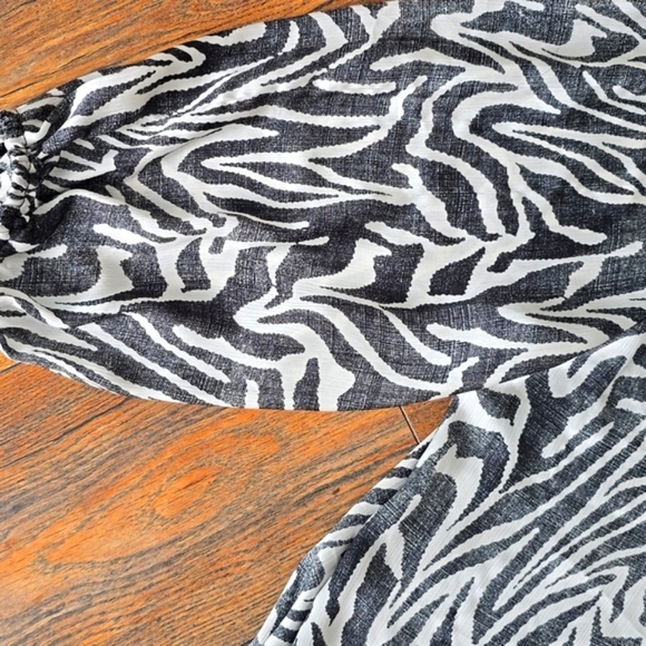 Vince Camuto-Zebra  Print BLOUSE - Picture 2 of 5